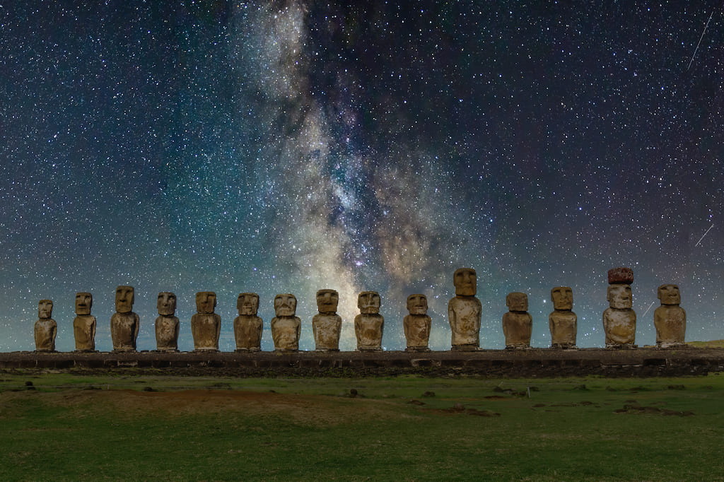 Estatuas moai bajo la Vía Láctea