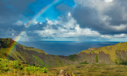 Isla de Pascua con vista al mar y arcoíris.