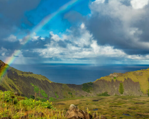 Isla de Pascua con vista al mar y arcoíris.