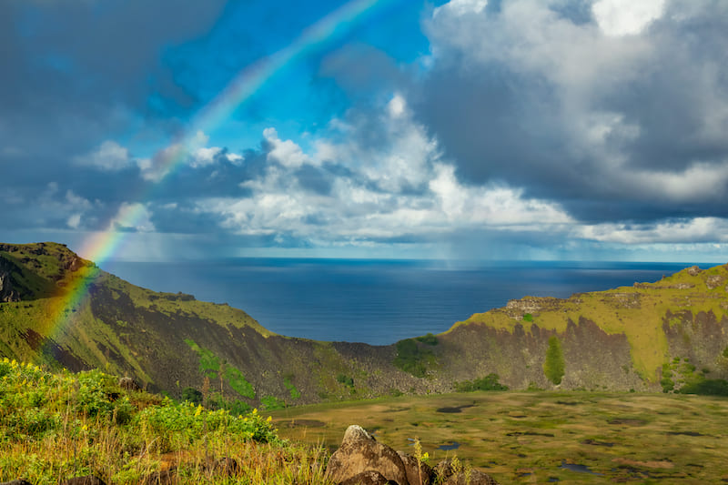 Isla de Pascua con vista al mar y arcoíris.