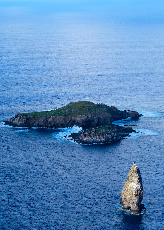 Isla Motu Nui y Isla Motu Iti con Motu Kao Kao Sea Stack. Fotografía realizada en Orongo, Isla de Pascua, Chile.