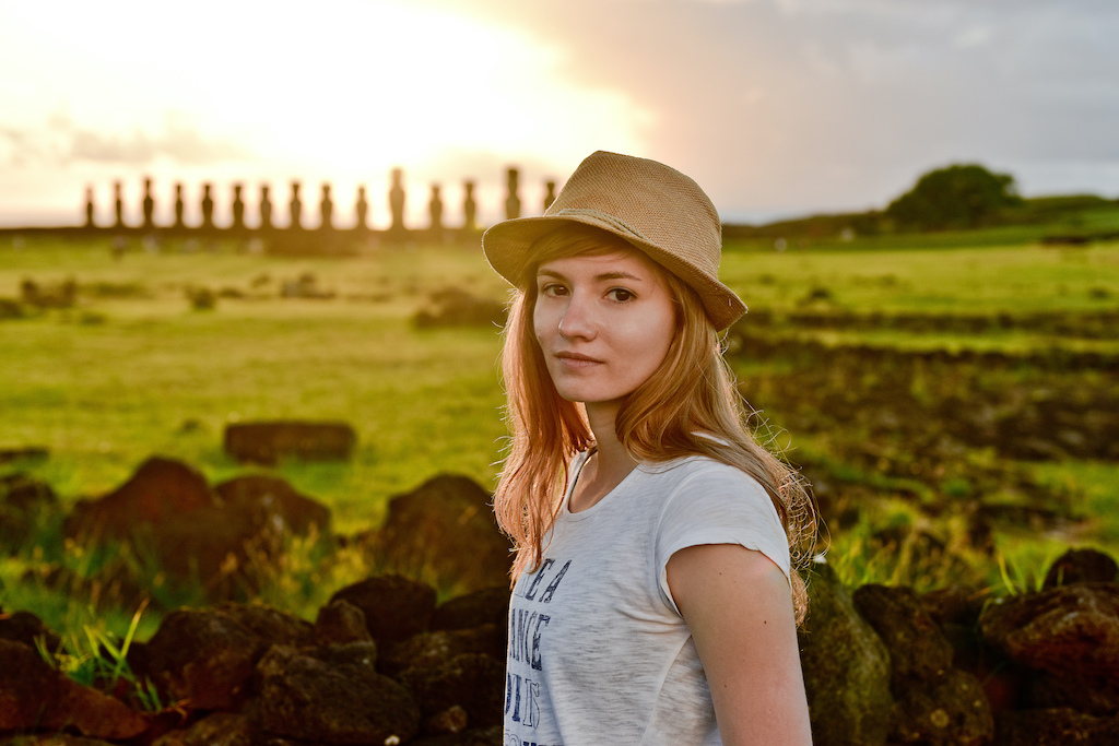 Mujer visitando Ahu Tongariki en Isla de Pascua Rapa Nui