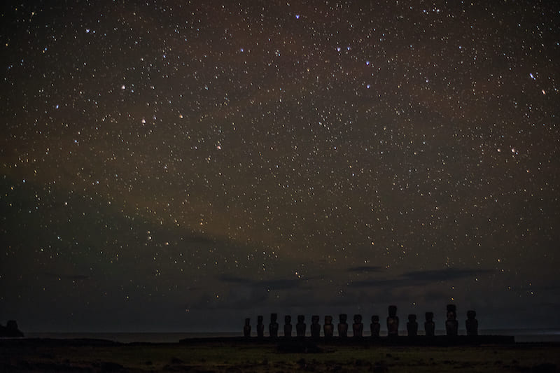 Estrellas sobre moais en la noche