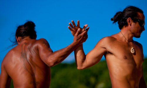 Saludo de manos en Rapa Nui. Como decir hola.