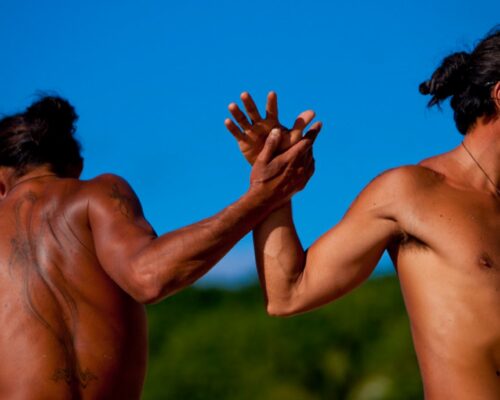 Saludo de manos en Rapa Nui. Como decir hola.