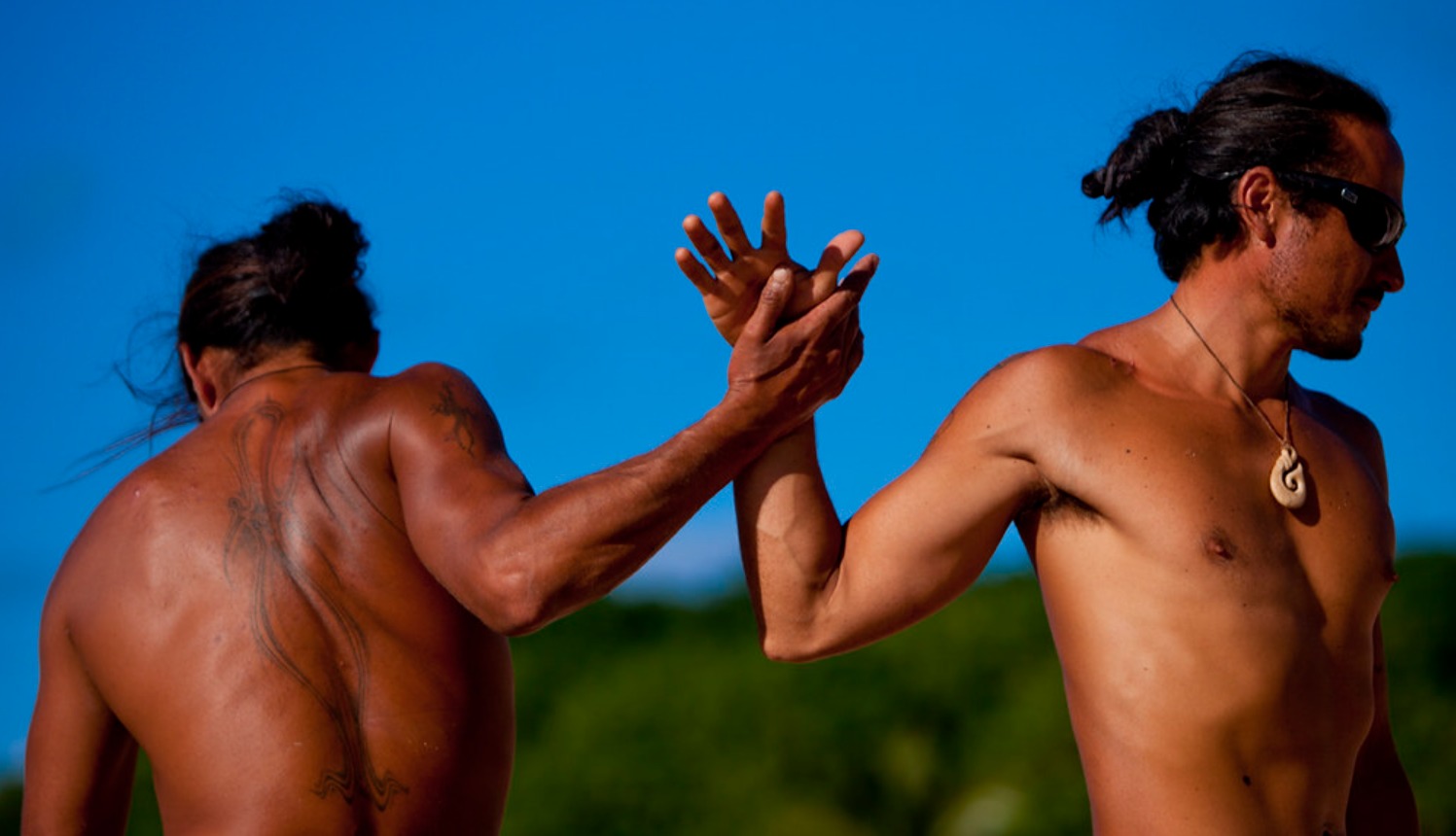 Saludo de manos en Rapa Nui. Como decir hola.