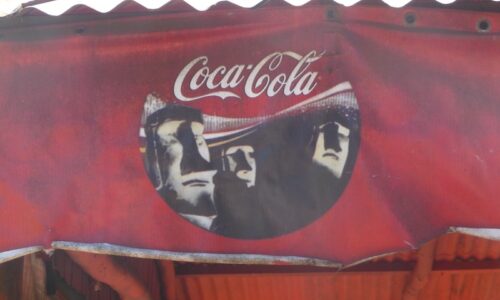 Tomar CocaCola en Rapa Nui
